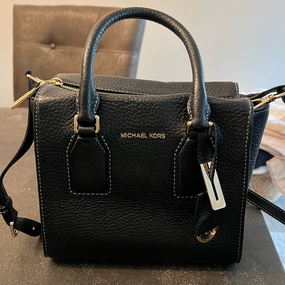 Michael Kors Handbags - Michael Kors black crossbody/shoulder bag with removable strap